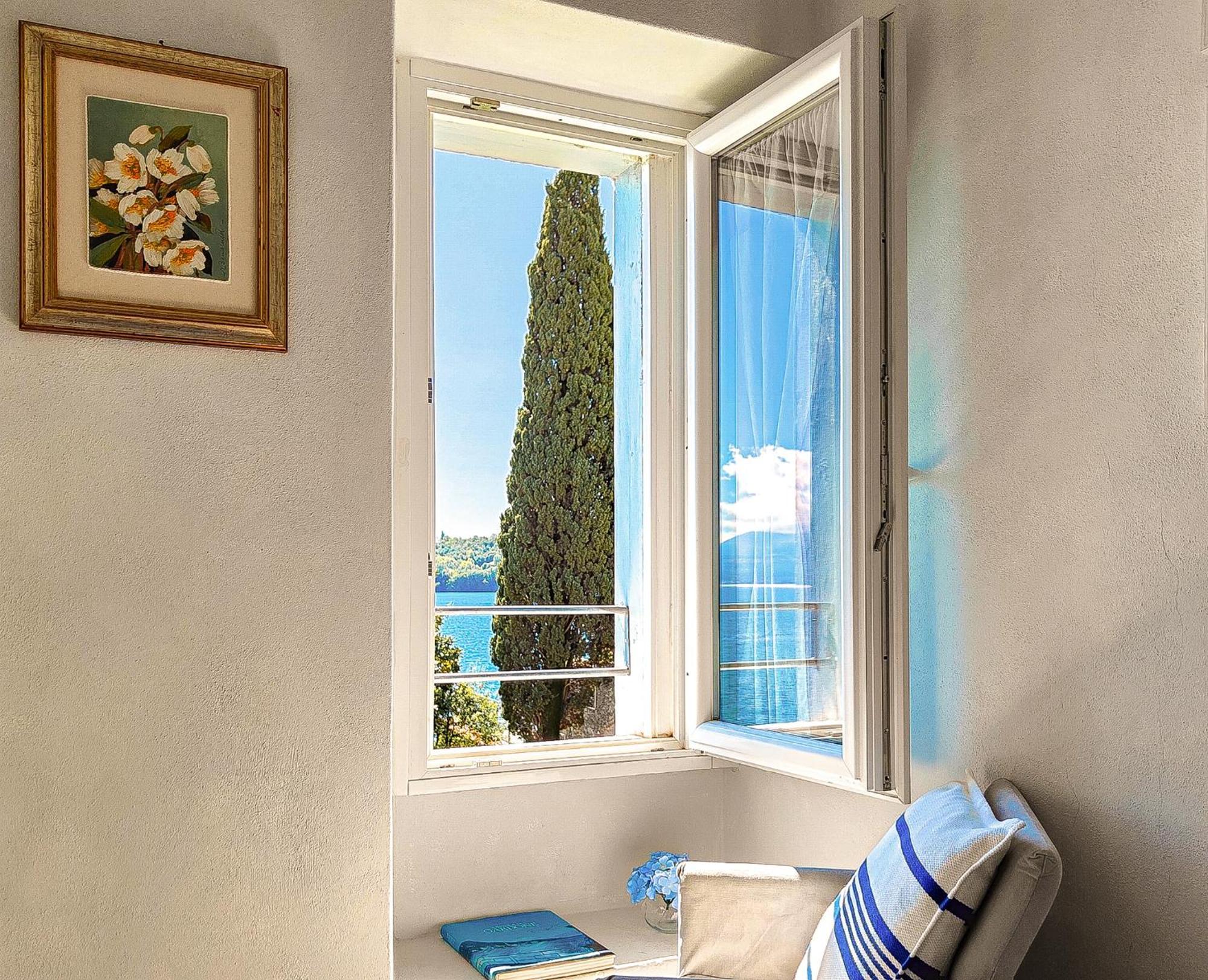 Luxury Lakeside Apartment Right On The Water Salò Dış mekan fotoğraf