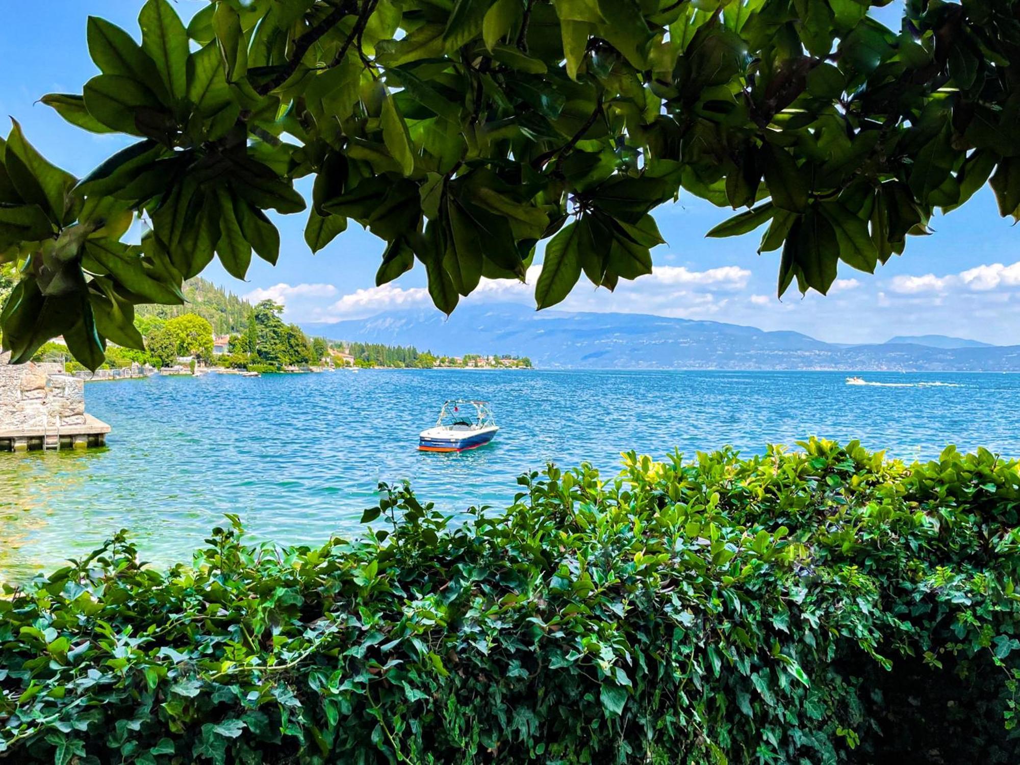 Luxury Lakeside Apartment Right On The Water Salò Dış mekan fotoğraf