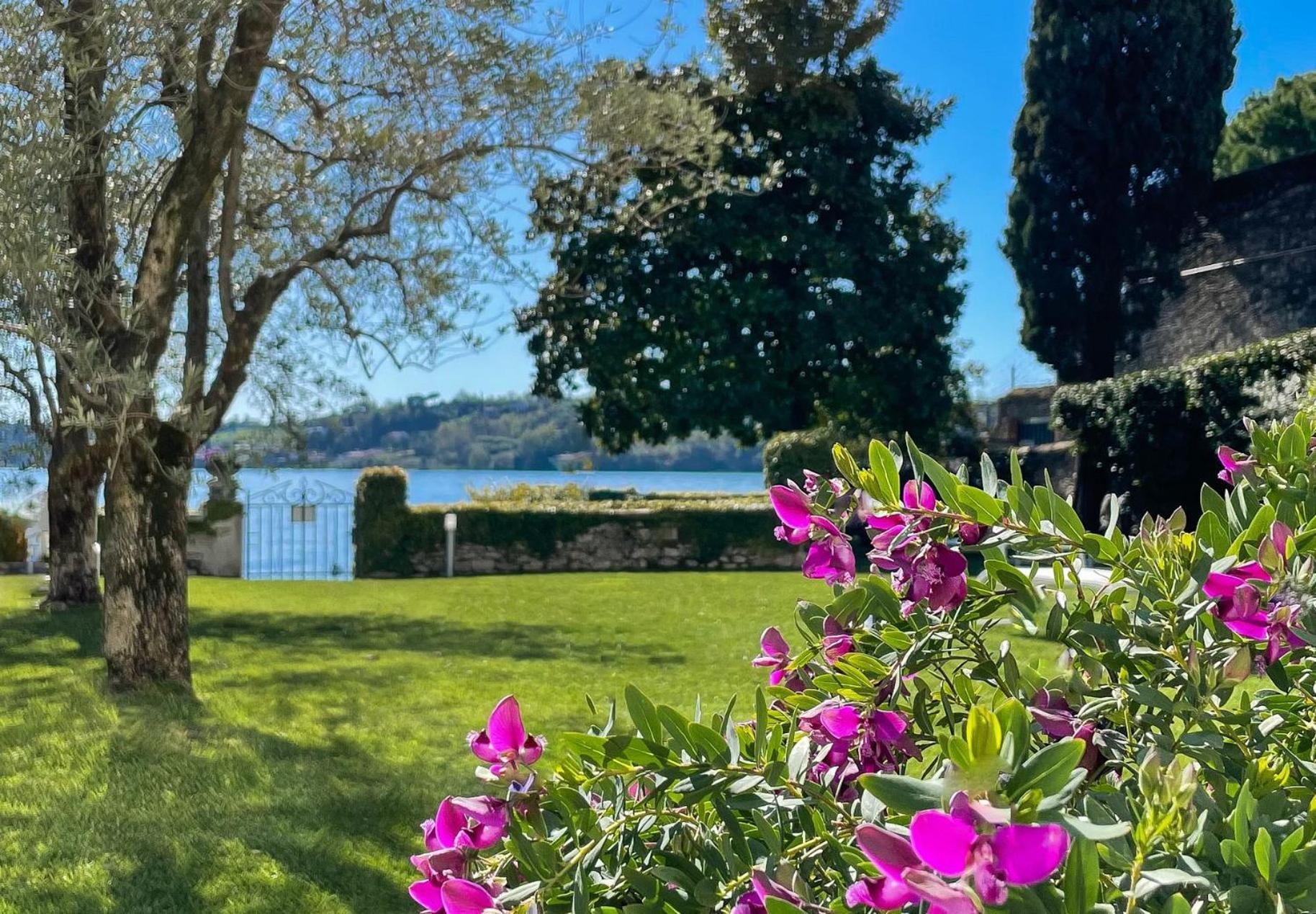 Luxury Lakeside Apartment Right On The Water Salò Dış mekan fotoğraf