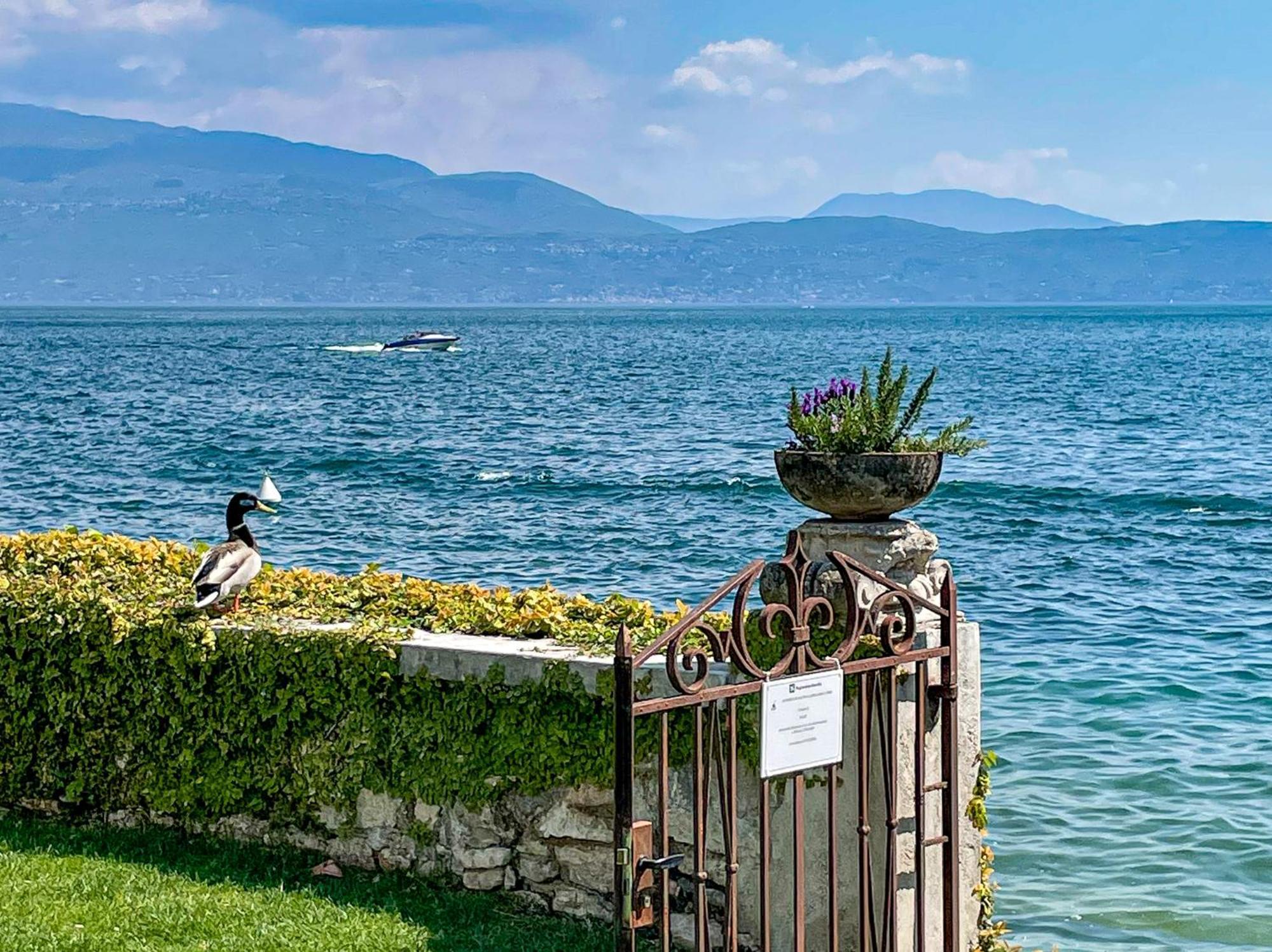 Luxury Lakeside Apartment Right On The Water Salò Dış mekan fotoğraf