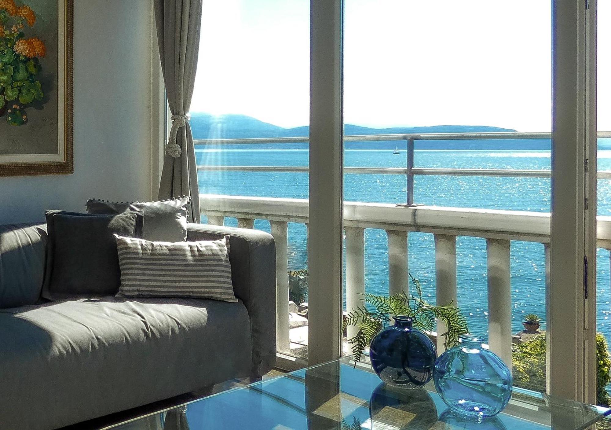 Luxury Lakeside Apartment Right On The Water Salò Dış mekan fotoğraf